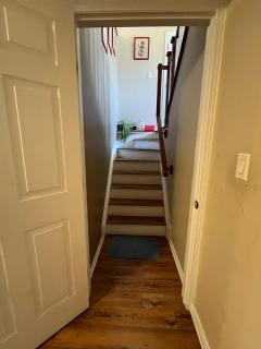 Spacious and Charming Bungalow Retreat (Close to Many Amenities) - Kingston - 6