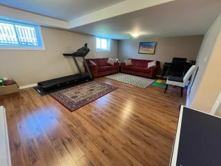 Spacious and Charming Bungalow Retreat (Close to Many Amenities) - Kingston - 5