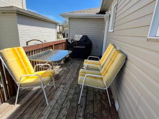 Spacious and Charming Bungalow Retreat (Close to Many Amenities) - Kingston - 2