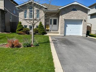 Spacious and Charming Bungalow Retreat (Close to Many Amenities) - Kingston - 1