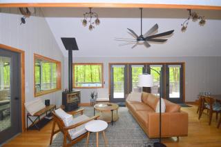 Bobcat 22 -- Hot Tub, Game Room, Wifi, Fire Pit, Pool Access, Fireplace, Grill, Screen Porch, Hiking, Deck, King Bed, Pet Friendly - Berkeley Springs - 7