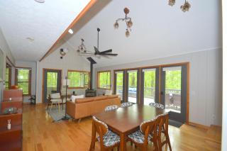 Bobcat 22 -- Hot Tub, Game Room, Wifi, Fire Pit, Pool Access, Fireplace, Grill, Screen Porch, Hiking, Deck, King Bed, Pet Friendly - Berkeley Springs - 2