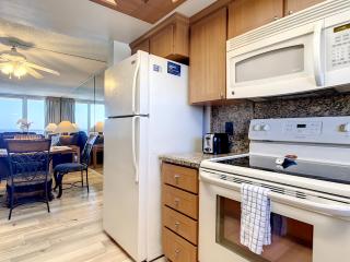 Oceanfront Condo - Beach, Pool & BBQ, Steps from Flagler Ave - New Smyrna Beach - 7