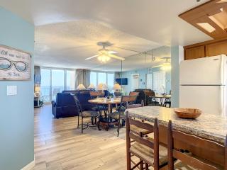 Oceanfront Condo - Beach, Pool & BBQ, Steps from Flagler Ave - New Smyrna Beach - 6