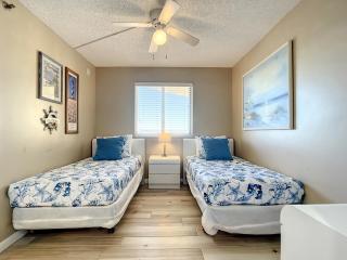 Oceanfront Condo - Beach, Pool & BBQ, Steps from Flagler Ave - New Smyrna Beach - 5