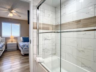 Oceanfront Condo - Beach, Pool & BBQ, Steps from Flagler Ave - New Smyrna Beach - 4