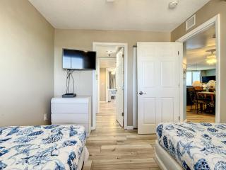 Oceanfront Condo - Beach, Pool & BBQ, Steps from Flagler Ave - New Smyrna Beach - 3