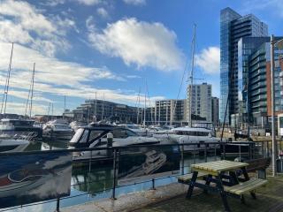 2 bedroom near ocean village Marina port apartment - Southampton - 5