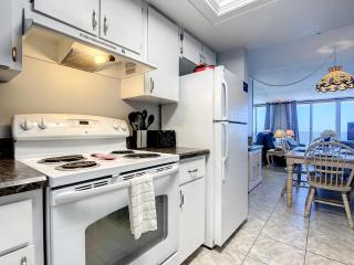 Direct Oceanfront Condo - Pool, Beach & Steps from Flagler Ave - New Smyrna Beach - 6