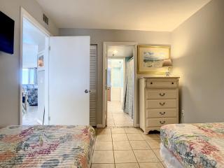 Direct Oceanfront Condo - Pool, Beach & Steps from Flagler Ave - New Smyrna Beach - 4
