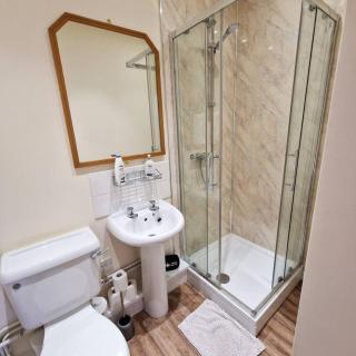Cathedral Quarter 3BR 6 beds & Onsite Parking - 7