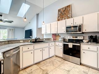 Private Pool & Hot Tub Home, 6 miles from the Beach - Port Orange - 8