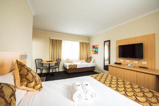 Mahoneys Motor Inn - 1