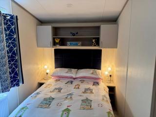 Stylish 3-bed Mobile Home on St Helen's Coastal Resort, Isle of Wight - 3