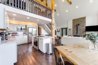 Luxe Appalachian Mountain Cabin with Hot Tub, Views - Warrensville - 4