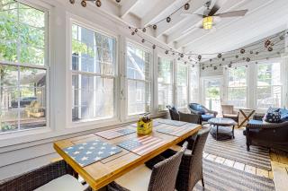 The Lighthouse in Lakeshore Cottages - 2