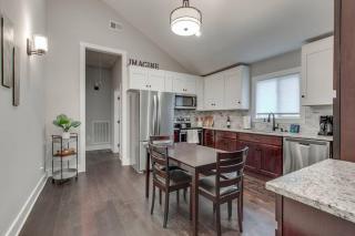 New Spacious Home 2 Miles From Downtown - Nashville - 4