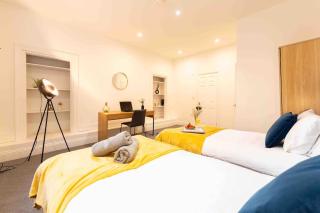 Sleeps 5! Perfect for Work & Family Stays - FREE Parking & WiFi - 3