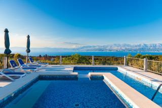 VILLA AGAPE - Three bedroom villa on 15k m2 olive grove - Incredible 360 view - Free parking - Private pool and jacuzzi - 6