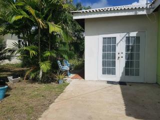Stay Awhile Studio Apartment - Live Like A Local - Saint Philip - 1