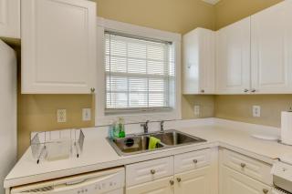 Charming Condo with Balcony, 1 Mi to UNC Charlotte! - 1