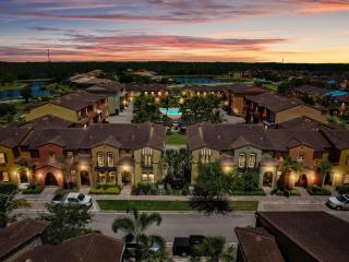 Luxury Paseo Townhome Pool Bars and Beaches - 9