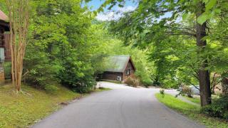 Cozy Cabin! Hot Tub, King Bed, Fireplace, & Pool - Gatlinburg - 7