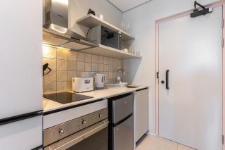 The Rose 107: Modern Corner Unit with Balcony ~ - 2