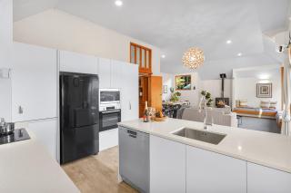 Tree Top Retreat in Central City - By KOSH BNB - Hamilton - 5