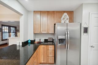 Exclusive Ottawa Hills Private Home, Garage, WD, Gourmet Equipped kitchen, Netflix - Ottawa Hills - 6