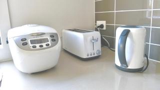 Affordable Melbourne Suburban Home with Free Parking - 3