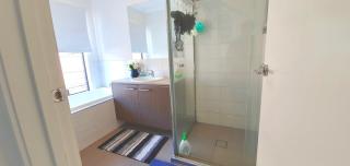 Affordable Melbourne Suburban Home with Free Parking - 1