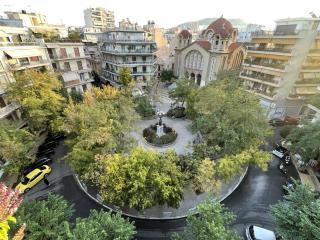 Chic Renovated Hideaway in Vibrant Square - Atene - 8