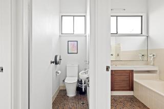 Modern Private Double Room - Centrally Located - Shared Bathroom - 4