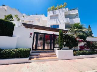 Impeccable large apartment with immense terrace and private garden overlooking the mountain, featuring 2 bedrooms and sleeping up to 4 guests located 100 meters from Plaza Maestranza - Marbella - 4