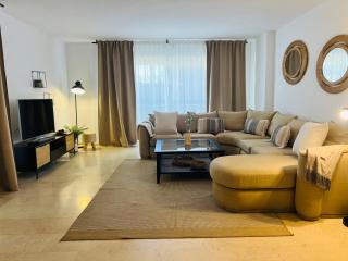 Impeccable large apartment with immense terrace and private garden overlooking the mountain, featuring 2 bedrooms and sleeping up to 4 guests located 100 meters from Plaza Maestranza - Marbella - 3