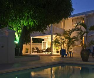 This enchanting 3 bedroom, 2 bathroom townhouse is nestled mere moments away fro - Saint James - 8