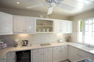 This enchanting 3 bedroom, 2 bathroom townhouse is nestled mere moments away fro - Saint James - 7