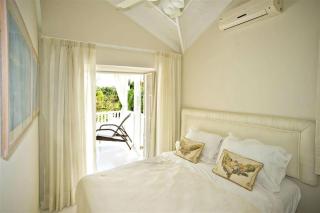 This enchanting 3 bedroom, 2 bathroom townhouse is nestled mere moments away fro - Saint James - 2