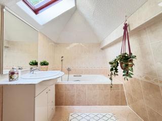 Rabbit's Loft - 2 Bedrooms, Theme Room, Free Parking - 6