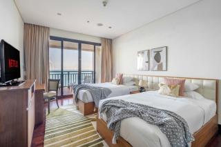 GuestReady - Burj Al Arab view at Royal Amwaj - 6