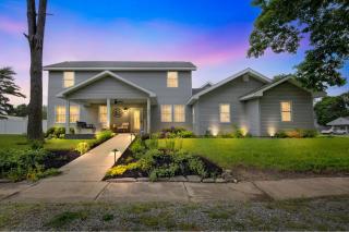 Four-Bedroom House - - 0