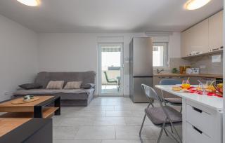 3 Bedroom Lovely Apartment In Mandre - Mandre - 7