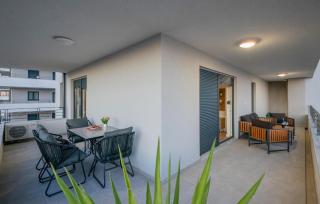 Lovely Apartment In Makarska With House Sea View - Makarska - 1