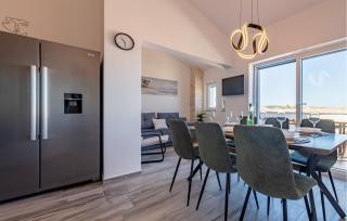 3 Bedroom Gorgeous Apartment In Prizna - 7