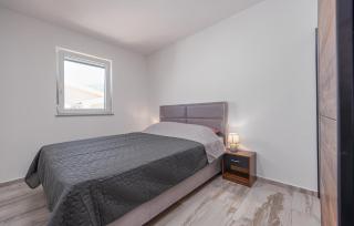 3 Bedroom Gorgeous Apartment In Prizna - Prizna - 2