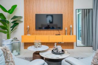 Escape24 Spacious Studio with Balcony near Dubai Mall - 1