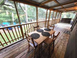 River Daze Cabin - A cozy cabin right on the river - 6