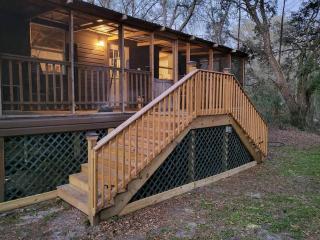 River Daze Cabin - A cozy cabin right on the river - 1