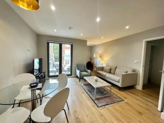 Luxury and modern two bedroom and two bathroom apartments Weybridge - 4